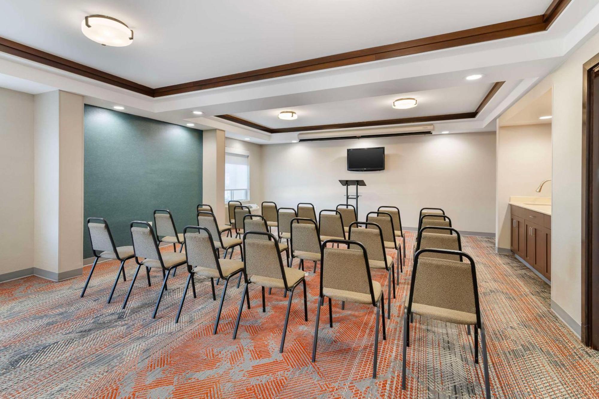 Comfort Inn Airport Манчестер Экстерьер фото