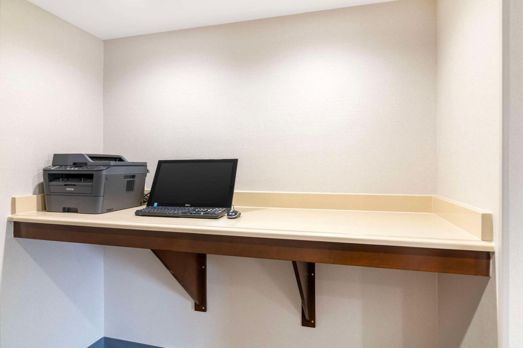 Comfort Inn Airport Манчестер Экстерьер фото