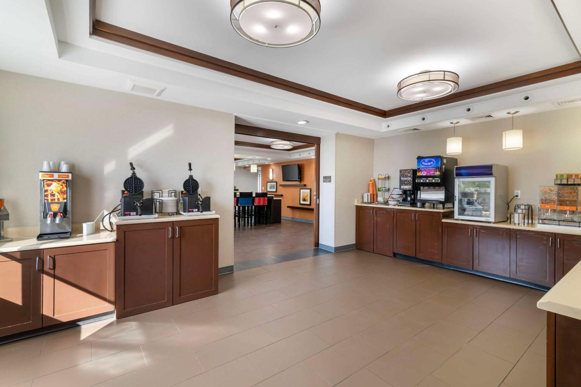 Comfort Inn Airport Манчестер Экстерьер фото