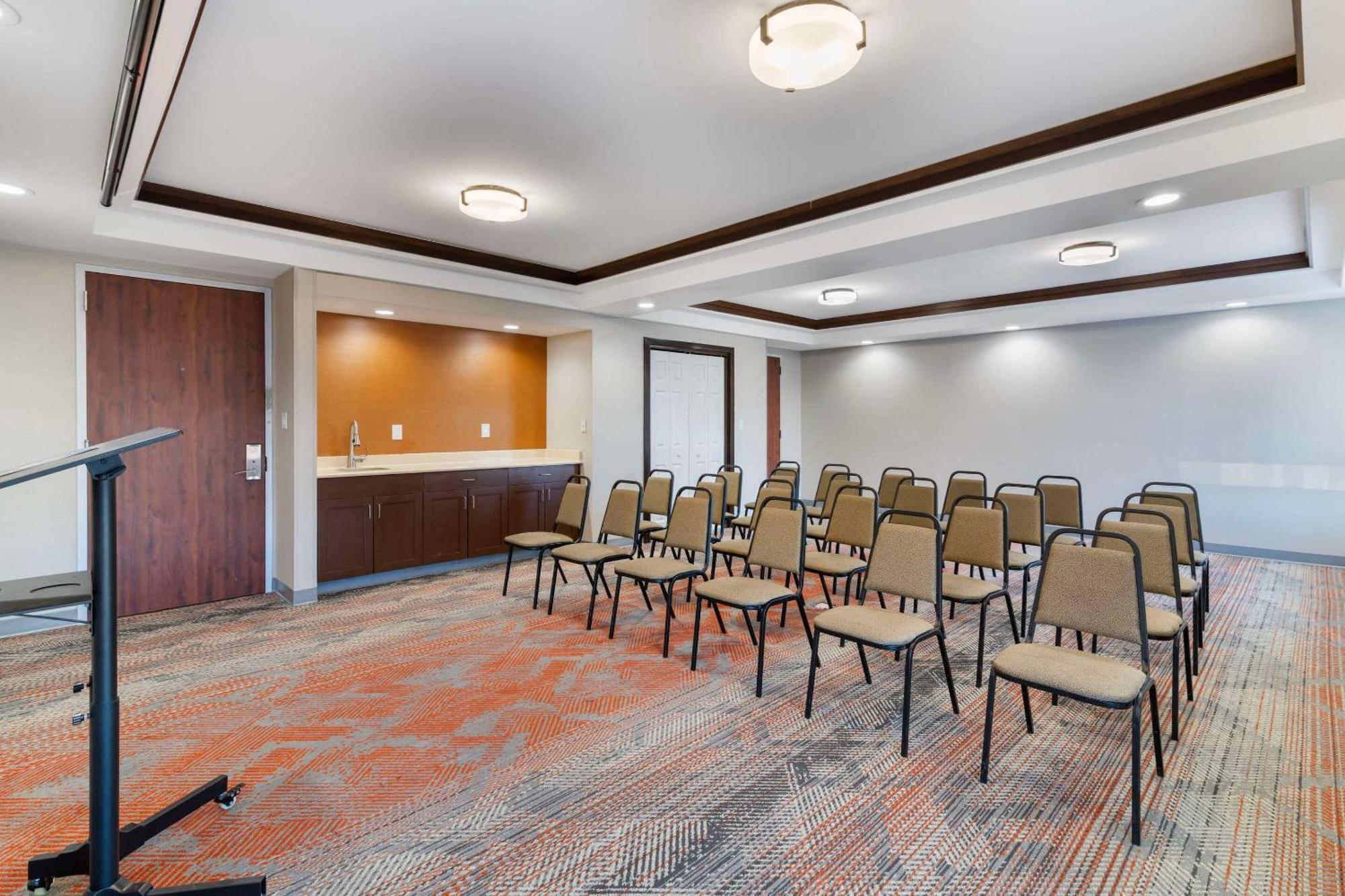 Comfort Inn Airport Манчестер Экстерьер фото