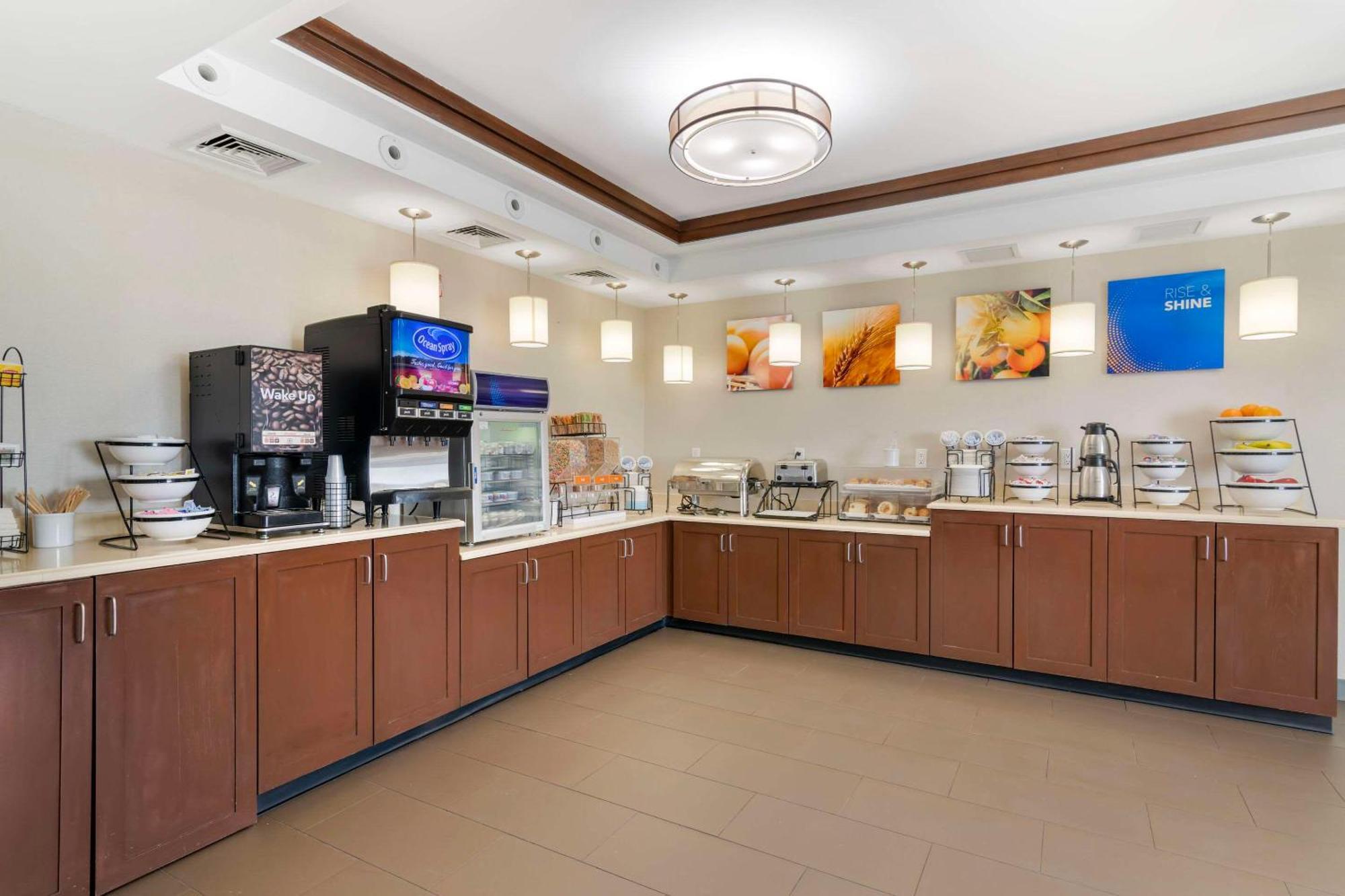 Comfort Inn Airport Манчестер Экстерьер фото